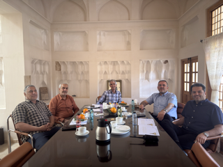 نشست در تالار سنتی با همکاران