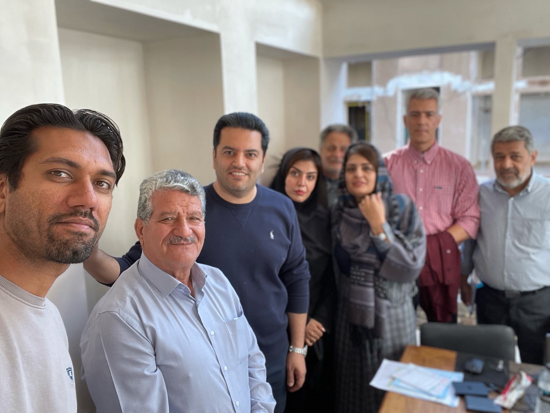 محمدرضا استادی در کنار همکاران در دفتر کار