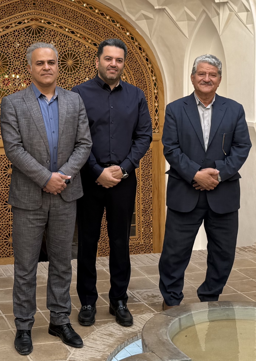 عکس گروهی در حیاط سنتی